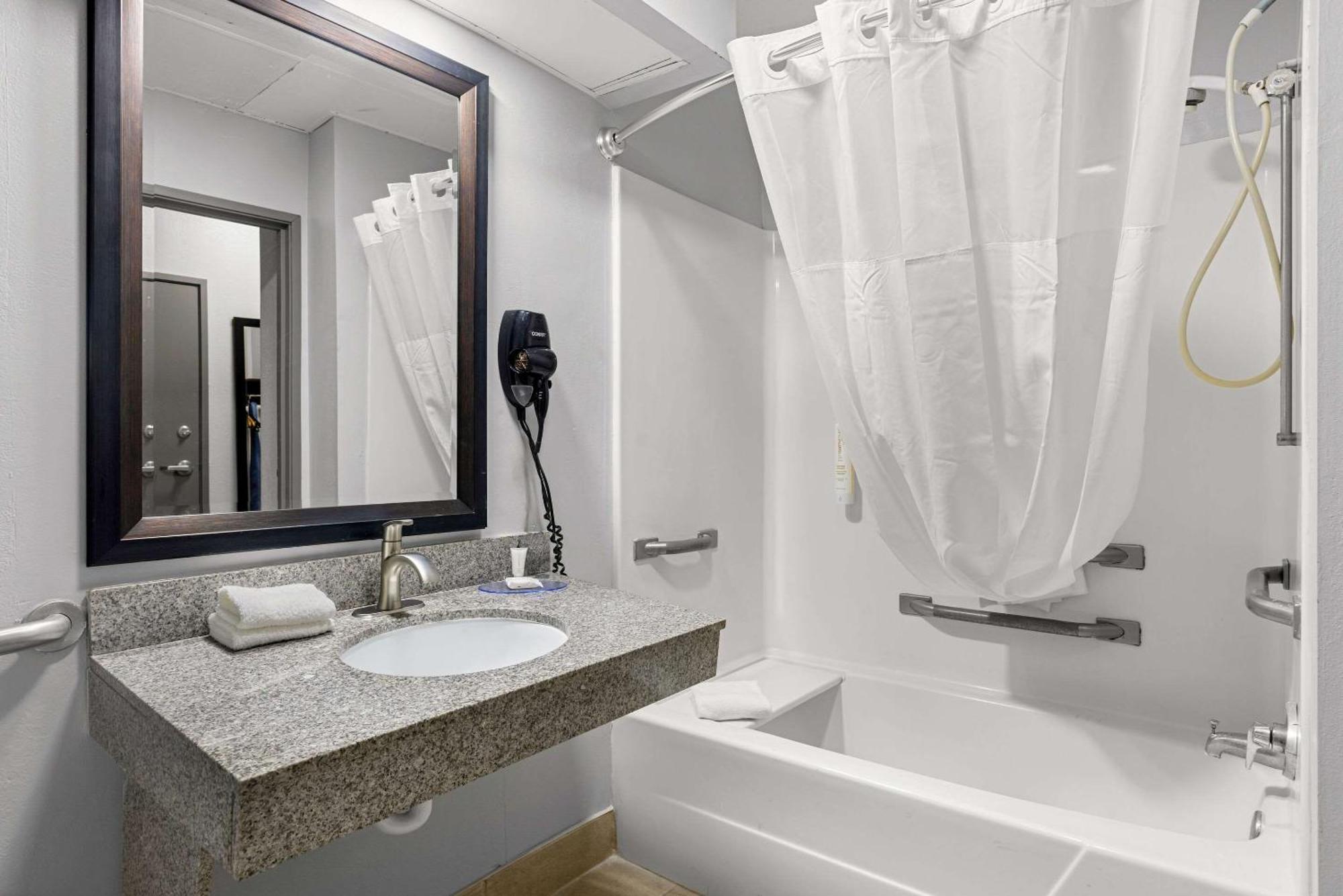 Clarion Pointe Hinesville Near Fort Stewart Екстериор снимка