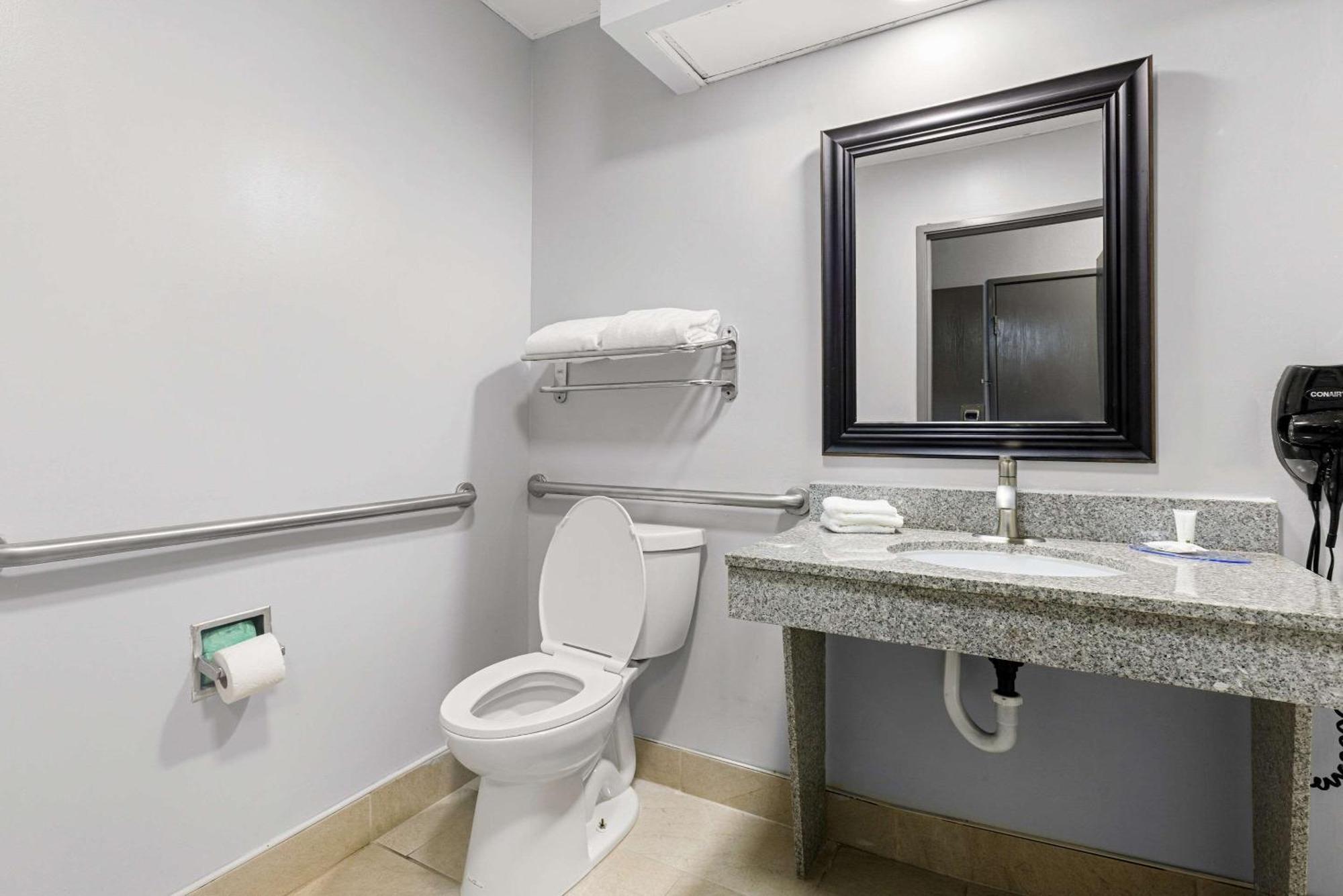 Clarion Pointe Hinesville Near Fort Stewart Екстериор снимка